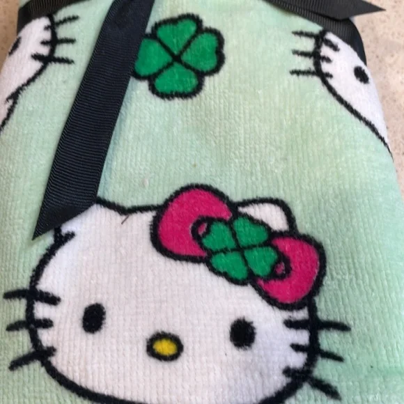 Hello Kitty NWT Mint Green Plush Hand Towels - 2 Pack - Picture 3 of 3